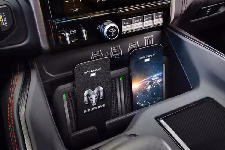 Bảng điều khiển được bọc da Natura Plus với đường chỉ khâu màu đỏ tương phản, và ghế ngồi có chức năng sưởi ấm, thông gió và massage cho người ngồi hàng ghế trước. Màn hình cảm ứng Uconnect 5 14,5 inch nằm ở trung tâm bảng điều khiển, hoạt động trên kiến ​​trúc điện Atlantis mới. Bản nâng cấp kỹ thuật số được cho là nhanh hơn gấp năm lần so với các hệ thống trước đây, với độ phản hồi của màn hình cảm ứng chỉ năm phần trăm giây.