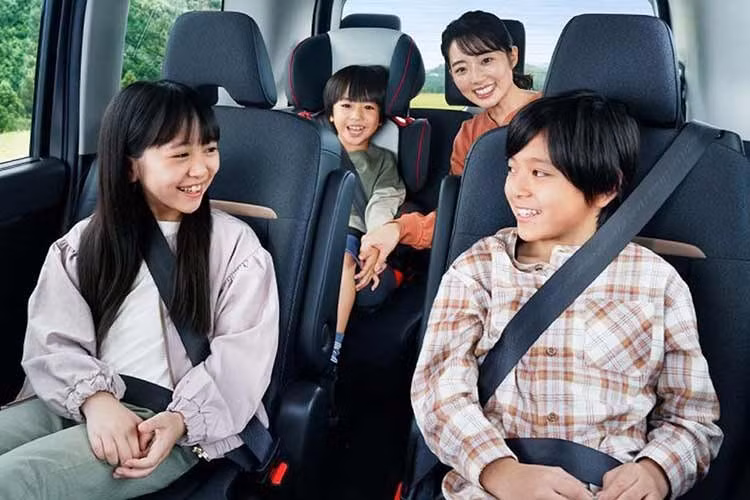 Nissan tiếp tục duy trì hai tùy chọn hệ truyền động cho Serena: đầu tiên là động cơ xăng truyền thống, dung tích 2.0L hút khí tự nhiên (MR20DD), cho công suất 150 mã lực và mô-men xoắn 200 Nm.