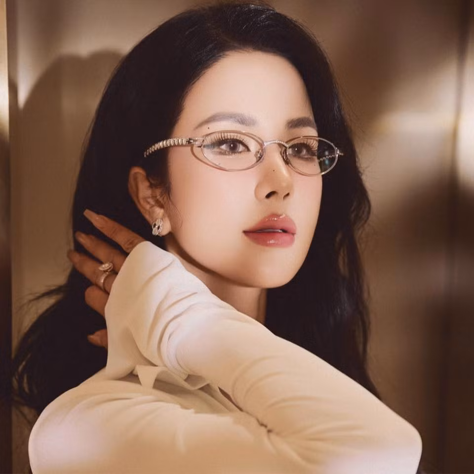 Bên cạnh hoạt động nghệ thuật, Diệp Lâm Anh còn thành công ở lĩnh vực kinh doanh. Cô điều hành nhiều thương hiệu trong mảng thời trang, làm đẹp và ẩm thực.