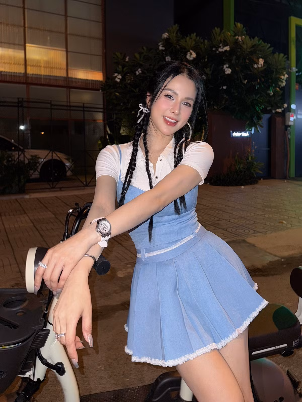 Đường tình duyên của Diệp Lâm Anh lại nhiều sóng gió. Sau cuộc hôn nhân với thiếu gia Đức Phạm, cả hai “đường ai nấy đi”. Trải qua biến cố, cô nàng mạnh mẽ lựa chọn làm mẹ đơn thân, toàn tâm toàn ý nuôi dạy hai con nhỏ. Ảnh sử dụng trong bài: FBNV