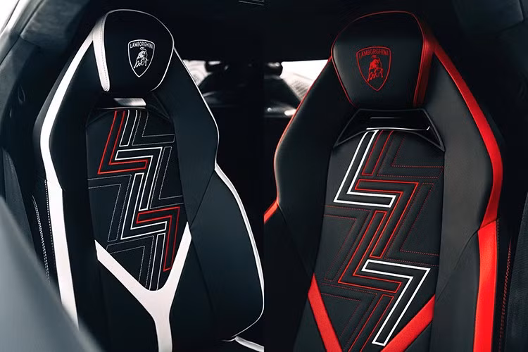 Nội thất xe thể hiện sự tương phản rõ rệt với tông trắng/đỏ, ghế lái được thực hiện các hoạ tiết tông màu đỏ và ghế phụ là màu trắng với các họa tiết monogram Ad Personam "L" hiện đại.