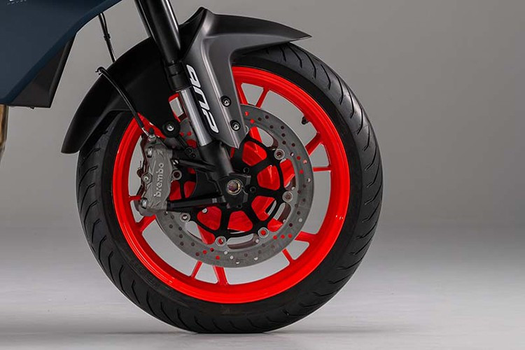 Động cơ được tinh chỉnh để tạo mô-men xoắn mạnh ở dải thấp đến trung bình, phù hợp với lối lái touring. Hệ thống ride-by-wire của Bosch giúp phản hồi ga mượt mà, trong khi ly hợp trượt giảm sốc khi xuống số mạnh, mang lại cảm giác vận hành ổn định và dễ kiểm soát.