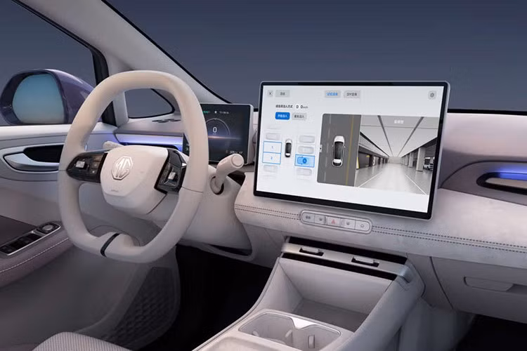 Bảng táp lô xe cũng đã loại bỏ hoàn toàn nút cơ học phía dưới màn hình, núm xoay chuyển số được thay bằng cần số gắn trên cột, bổ sung thêm sạc không dây 50W, hệ thống buồng lái MG–Oppo, sử dụng chip Snapdragon 8155. Những nâng cấp này giúp cabin mang cảm giác hiện đại và rộng hơn.