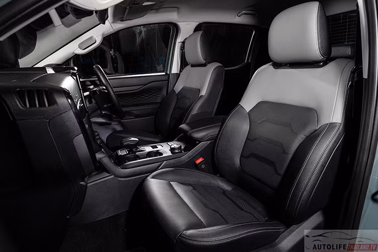 Hệ thống phanh đĩa trên cả 4 bánh được nâng cấp để phù hợp với tải trọng lớn. Khoang nội thất trang bị hiện đại với ghế da đục lỗ chỉnh điện 8 hướng, điều hòa hai vùng độc lập, màn hình trung tâm cảm ứng 12 inch hỗ trợ SYNC 4 cùng Apple CarPlay/Android Auto không dây, hệ thống âm thanh 6 loa, và cần số điện tử e-Shifter.