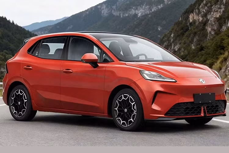 Theo hãng xe Trung Quốc, công nghệ pin bán rắn kết hợp thành phần điện phân rắn và lỏng, với thành phần rắn chiếm trên 90%. Cấu trúc này mang lại mật độ năng lượng cao hơn, tính ổn định nhiệt vượt trội, giảm nguy cơ cháy nổ so với pin lithium-ion điện phân lỏng truyền thống.