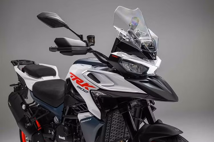 Khung xe sử dụng thép dạng trellis phát triển tại Pesaro, kết hợp phuộc trước Marzocchi 43 mm hành trình ngược và giảm xóc monoshock phía sau có thể điều chỉnh tải trước. Hệ thống phanh của Brembo với đĩa kép 12,6 inch phía trước và đĩa 10,2 inch phía sau hỗ trợ ABS linh hoạt, đảm bảo khả năng dừng tin cậy.