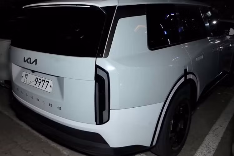 Thay vì tái thiết kế từ đầu, Kia chọn cách "tiến hóa có chọn lọc" cho Kia Telluride 2026. Ngôn ngữ thiết kế Opposites United – kết hợp giữa sự đối lập như mạnh mẽ và thanh lịch, truyền thống và hiện đại – được áp dụng triệt để để định hình một phiên bản Telluride mới mẻ nhưng vẫn giữ được bản sắc riêng.