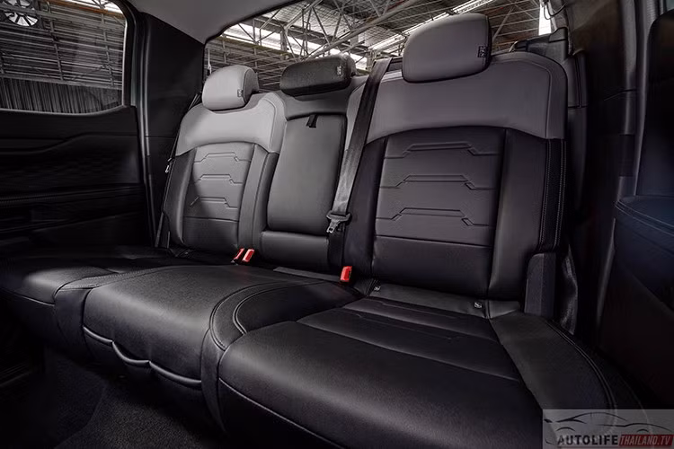 Xe có thêm cổng sạc AC 230V 400W và các khe gió điều hòa cho hàng ghế sau. Về an toàn, xe sở hữu loạt công nghệ hỗ trợ người lái như cảnh báo điểm mù, phanh tự động khi lùi, cảnh báo phương tiện cắt ngang phía sau, camera 360 độ và hệ thống hỗ trợ điều khiển rơ-moóc Pro-Trailer Backup Assist.