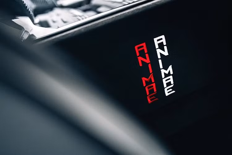 Lamborghini Revuelto Animae độc bản là mẫu xe được sản xuất riêng cho một khách hàng tại Nhật Bản. Điều ngạc nhiên là xe có cấu hình tay lái thuận, trong khi các phương tiện tại Nhật dùng tay lái nghịch.