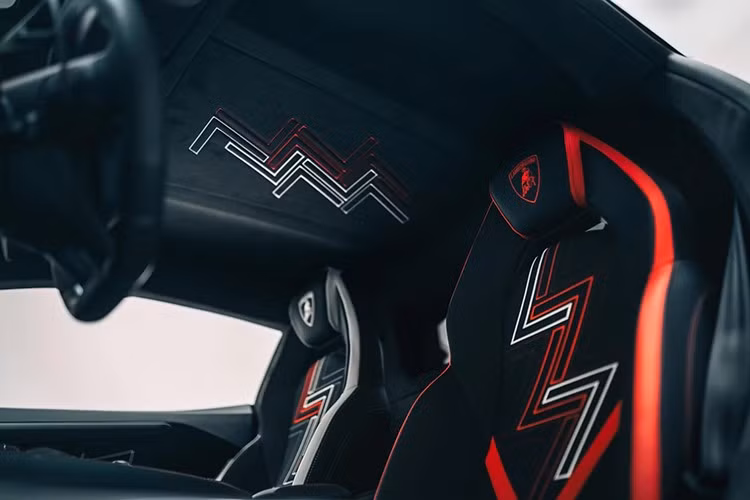 Tấm che nút khởi động cũng được sơn hiệu ứng hai tông màu và bệ con ngựa tạo sự tương phản với hai tông màu chỉ khâu nổi đỏ và trắng hai bên.