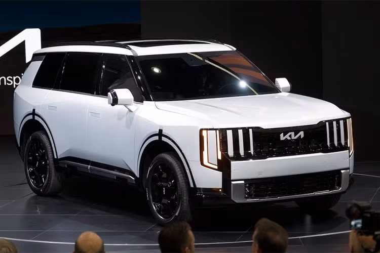 Kia Telluride 2026 có kích thước lớn hơn đáng kể với chiều dài tổng thể tăng 2,3 inch, trục cơ sở dài hơn gần 3 inch và chiều cao tăng thêm 1 inch. Những thay đổi này không chỉ cải thiện không gian nội thất mà còn tăng sự hiện diện vững chãi của xe trên đường.