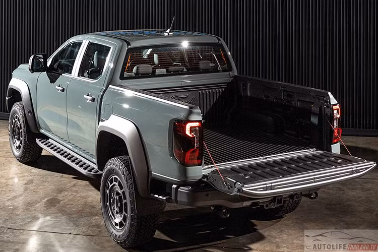 Xe được trang bị hệ thống treo trước dạng đòn kép (Double Wishbone) với lò xo cuộn, treo sau sử dụng lá nhíp 4 tầng. Khung gầm được gia cố bằng thép dày, tăng độ cứng vững, kết hợp các tấm ốp bảo vệ dày 3,6 mm để chống va đập khi vận hành địa hình.