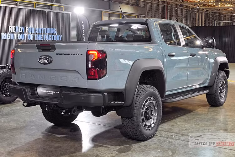 Xe sẽ có hai phiên bản thân xe tại Thái Lan: bản cabin đơn (Single Cab Chassis) và bản cabin đôi 4 cửa (Double Cab Pick-up), với mức giá dự kiến dao động từ 1,8 đến 1,9 triệu baht (tương đương khoảng 1,46 tỷ đến 1,54 tỷ đồng).