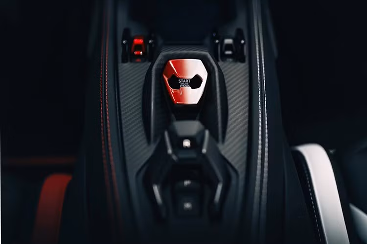 Tên Animae được thêu phía sau lưng ghế nhưng tạo hình ngược lại với tông màu ngoại thất là đỏ - trắng. Huy hiệu "Lamborghini Day Japan 2025" đặt tại cột A.