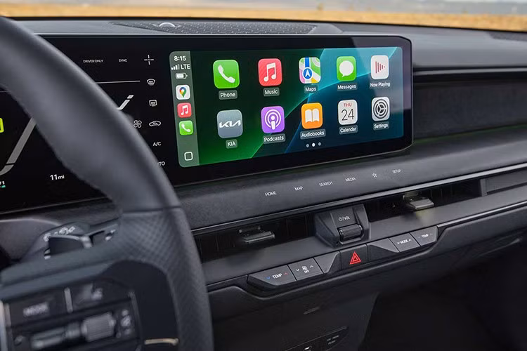 Phía sau xe Kia Telluride 2026 được thiết kế chắc nịch với cụm đèn hậu đặt cao, hốc bánh xe mở rộng và cản sau điêu khắc gợi liên tưởng đến khả năng off-road mạnh mẽ.