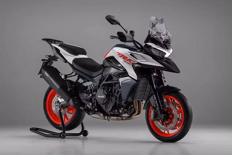 Benelli TRK 902 Stradale là một mẫu xe mang đậm phong cách sport-tourer và được xem như phiên bản “hợp túi tiền” của Ducati Multistrada. Xe được phát triển dựa trên khung gầm của TRK 902 Xplorer nhưng đã được tối ưu hóa để phục vụ chủ yếu cho việc di chuyển trên đường phố.