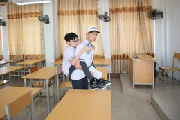 Trung Dũng đã cõng Tuấn Anh nhiều năm, cả hai đều thuộc diện được tuyển thẳng vào Trường THPT Hoành Bồ. Ảnh: Minh Hà