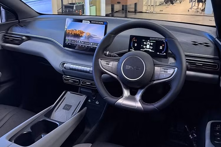 Bước vào bên trong xe, người dùng sẽ bắt gặp ghế bọc da mang phong cách thể thao với thiết kế ôm cơ thể. Tuy nhiên, ghế trước của xe chỉ có thể chỉnh tay 6 hướng thay vì chỉnh điện. Hệ thống giải trí gồm màn hình cảm ứng trung tâm 10,1 inch, hỗ trợ kết nối Apple CarPlay và Android Auto. Bảng đồng hồ kỹ thuật số 7 inch cũng được trang bị cho mẫu xe này.