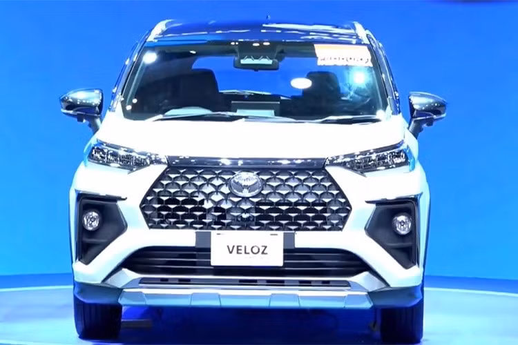 Không chỉ nâng cấp về vận hành và thẩm mỹ, Veloz Hybrid còn chú trọng đến an toàn với gói công nghệ Toyota Safety Sense trên phiên bản cao cấp nhất Q TSS Modellista. Hệ thống này mang đến sự an tâm tối đa cho người lái nhờ các tính năng chủ động tiên tiến như phanh tự động khẩn cấp, cảnh báo điểm mù, hỗ trợ giữ làn đường, cảnh báo phương tiện cắt ngang khi lùi và kiểm soát chống nhầm chân ga.