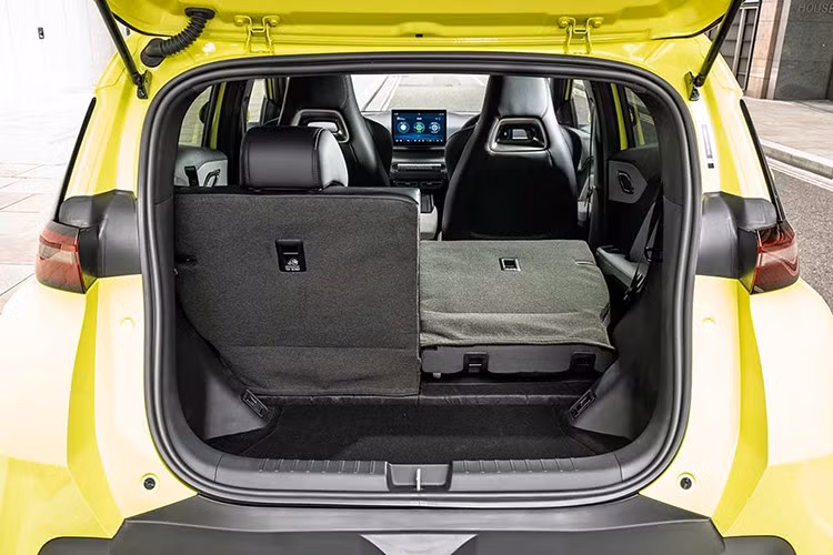 Ngoại thất BYD Atto 1 với phần đầu xe trông năng động với ốp màu đen trên cản trước và đèn pha LED tự động, nằm giữa 2 đèn LED định vị ban ngày nằm chéo, tạo điểm nhấn độc đáo. Trong khi đó, khu vực phía sau đi kèm đèn phanh LED liền mạch và đèn sương mù để tăng khả năng quan sát cho phương tiện khác.