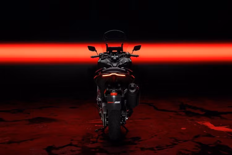 Kính chắn gió của xe có thể điều chỉnh lên xuống 110mm bằng điện, cùm công tắc có đèn nền, tựa lưng người lái có thể điều chỉnh, tay lái và ghế có sưởi.