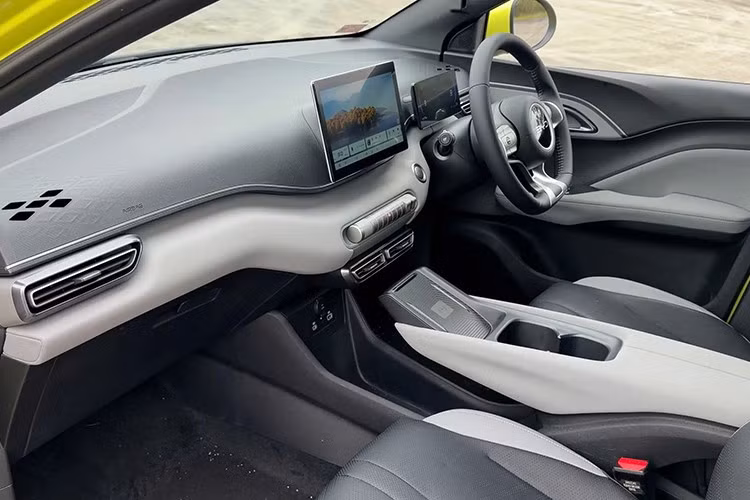 Trang bị an toàn của BYD Atto 1 cũng khá đầy đủ với phanh đĩa trên cả 4 bánh trong khi phần lớn các đối thủ cùng phân khúc vẫn dùng phanh tang trống phía sau. Thêm vào đó là móc ghế trẻ em ở hàng ghế sau, 6 túi khí, hệ thống cân bằng điện tử ESC, chống bó cứng phanh ABS, kiểm soát lực kéo TCS, hỗ trợ khởi hành ngang dốc, 3 cảm biến phía sau và camera lùi.