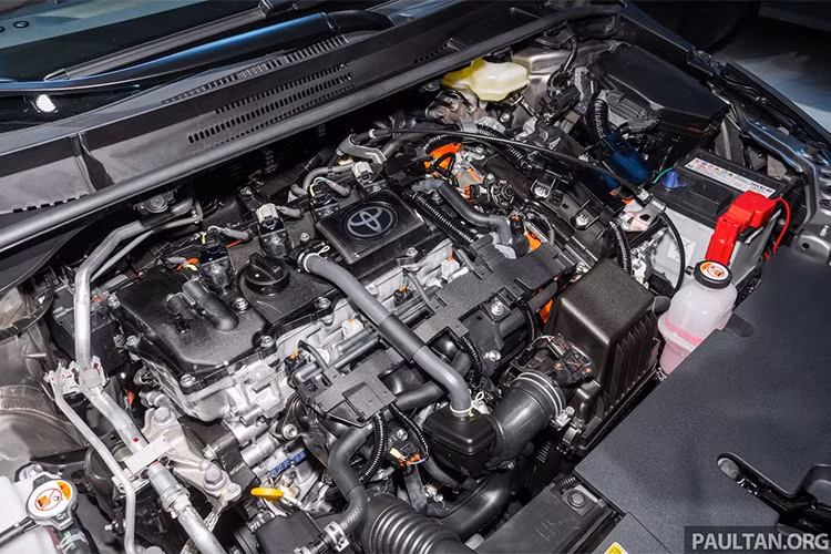 Ngoài ra, xe còn có bản hybrid sử dụng động cơ Atkinson 1.8L công suất 98 mã lực kết hợp hai mô-tơ điện và pin NMC mới. Toyota cho biết phiên bản này đạt mức tiêu hao nhiên liệu 4,13 lít/100 km và phạm vi hoạt động lên tới 1.041 km.