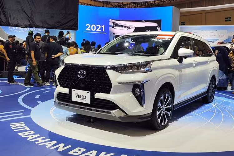 Phân khúc MPV tại Việt Nam đang ngày càng nóng lên với sự cạnh tranh khốc liệt. Mitsubishi Xpander hiện vẫn giữ vị thế dẫn đầu, dù đã có bản hybrid tại Thái Lan và Indonesia nhưng chưa xuất hiện ở thị trường trong nước. Trong khi đó, nếu Toyota kịp thời đưa Veloz Cross Hybrid về Việt Nam, mẫu xe này sẽ sở hữu lợi thế tiên phong đáng kể.