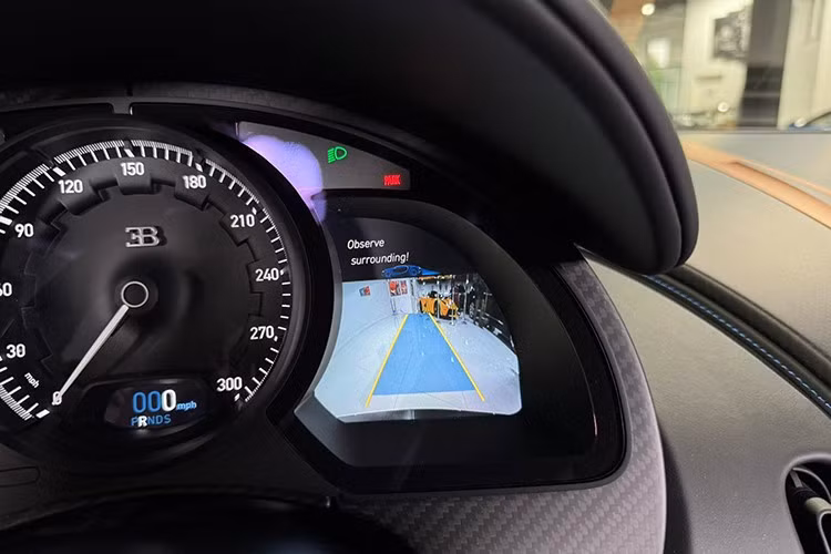 Kết hợp với trọng lượng giảm và cải tiến khí động học, hệ thống treo nâng cấp giúp Pur Sport sắc nét hơn đáng kể so với Chiron tiêu chuẩn khi chuyển số tốc độ cao và các đoạn đường kỹ thuật. Bên trong, cabin kết hợp sự sang trọng với thiết kế công thái học tập trung vào người lái.