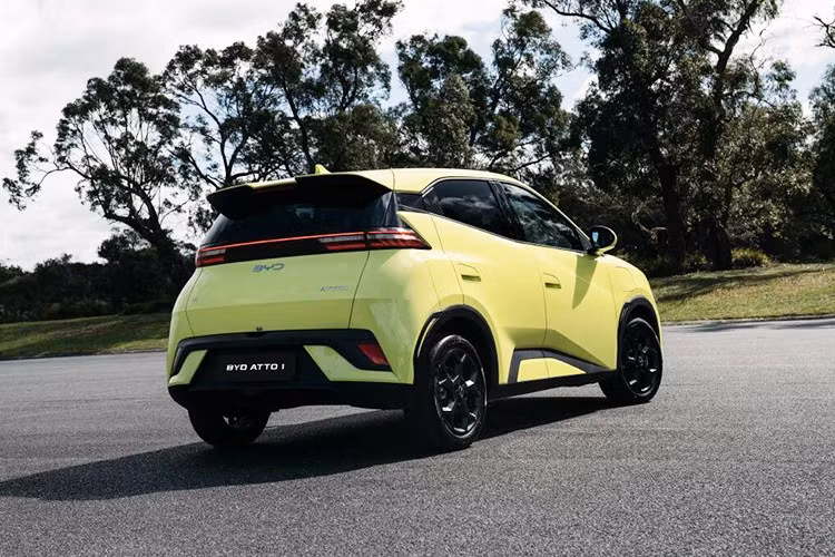Các chi tiết ngoại thất đáng chú ý khác của BYD Atto 1 dành cho thị trường Indonesia gồm có mâm hợp kim 16 inch thuộc loại lớn nhất trong phân khúc, gương chiếu hậu chỉnh điện có sưởi, ăng-ten vây cá mập, cột C trang trí bằng họa tiết kim cương và cốp đóng/mở chỉnh điện.