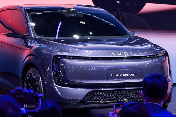 Dù chưa hé lộ thiết kế nội thất, Audi nhiều khả năng sẽ áp dụng cách bố trí giống E5 Sportback, với màn hình 4K 27 inch trải dài bảng táp-lô. Xe cũng được trang bị hệ thống hỗ trợ lái nâng cao AUDI 360 Driving Assist, được phát triển riêng cho điều kiện giao thông tại Trung Quốc.