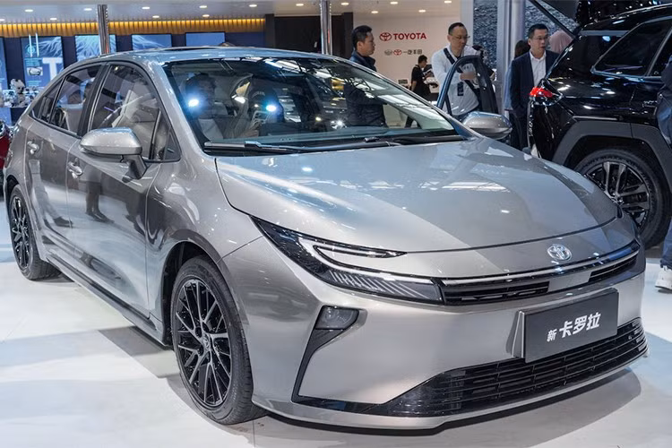 Bản facelift của Toyota Corolla 2026 không ra mắt rầm rộ như tên tuổi của mẫu xe này. Điểm nhấn của xe vừa ra mắt tại tại triển lãm Ô tô Quảng Châu 2025 nằm ở những đường nét thiết kế trau chuốt lại hiện đại hơn hẳn.