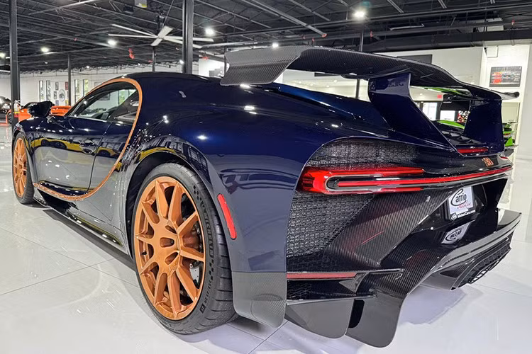 So với Chiron tiêu chuẩn, Pur Sport tập trung vào khả năng xử lý hơn là tốc độ tối đa. Hệ thống treo cứng cáp hơn, hộp số chuyển số nhạy bén hơn, và cánh gió sau tăng thêm lực ép xuống mặt đường, giúp xe ổn định khi vào cua.