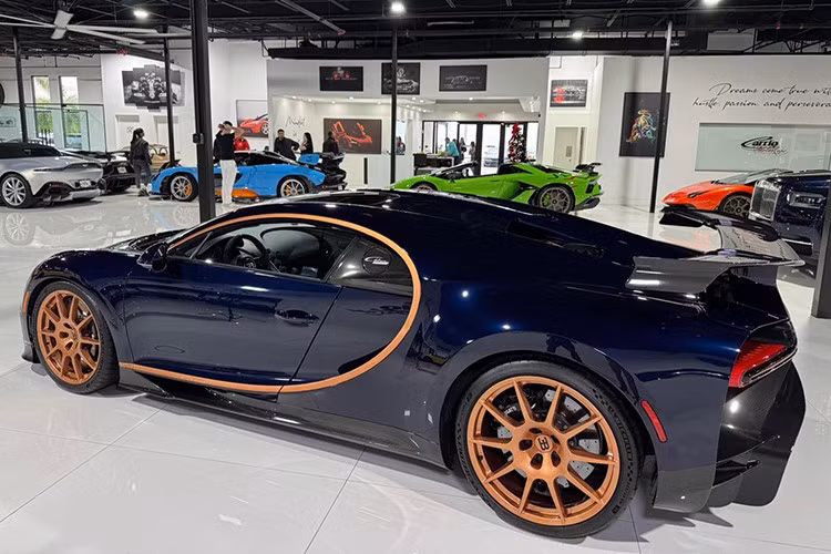 Chiếc Bugatti Chiron Pur Sport hàng hiếm này đã xuất hiện trước công chúng tại tuần lễ xe hơi Monterey năm 2021, mang đến cho các nhà sưu tập và người hâm mộ cái nhìn đầu tiên về siêu xe mới nhất tập trung vào khả năng xử lý của Bugatti.