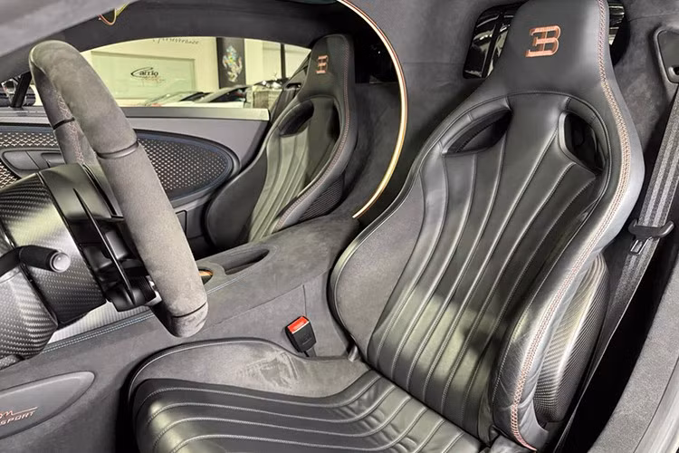 Tốc độ tối đa được giới hạn điện tử là 217 dặm/giờ (350 km/giờ) ưu tiên độ chính xác khi vào cua hơn là tốc độ thô, đánh đổi một vài dặm/giờ tốc độ tuyệt đối để cải thiện độ ổn định và khả năng kiểm soát.