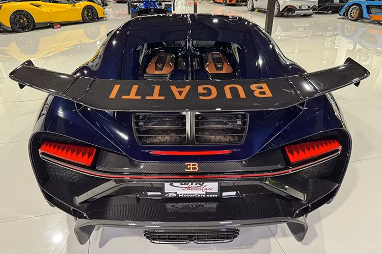 Pur Sport là phiên bản tập trung vào khả năng đua xe của Chiron, được thiết kế để tăng cường sự linh hoạt và cảm giác lái. Bugatti đã giảm trọng lượng không tải khoảng 110 pound (50 kg) so với Chiron tiêu chuẩn và thực hiện một số nâng cấp tập trung vào hiệu suất, bao gồm hệ thống treo cứng hơn, phanh nâng cấp và cánh gió sau tạo thêm lực ép xuống mặt đường.