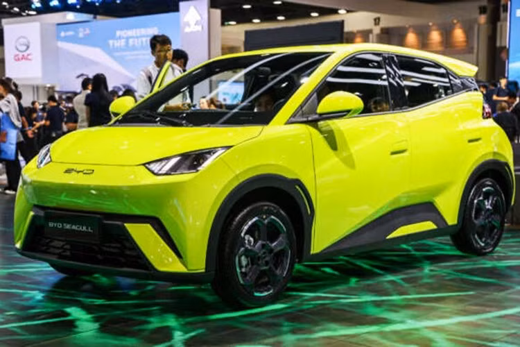 BYD Atto 1 là mẫu xe điện giá rẻ đã chính thức ra mắt thị trường Indonesia vào hồi tháng 7 năm nay. Chỉ sau vài tháng có mặt tại đất nước vạn đảo, mẫu ô tô Trung Quốc này đã nhanh chóng gặt hái thành công. Thậm chí, trong tháng 10/2025 vừa qua, BYD Atto 1 đã trở thành mẫu xe bán chạy nhất ở thị trường Indonesia.