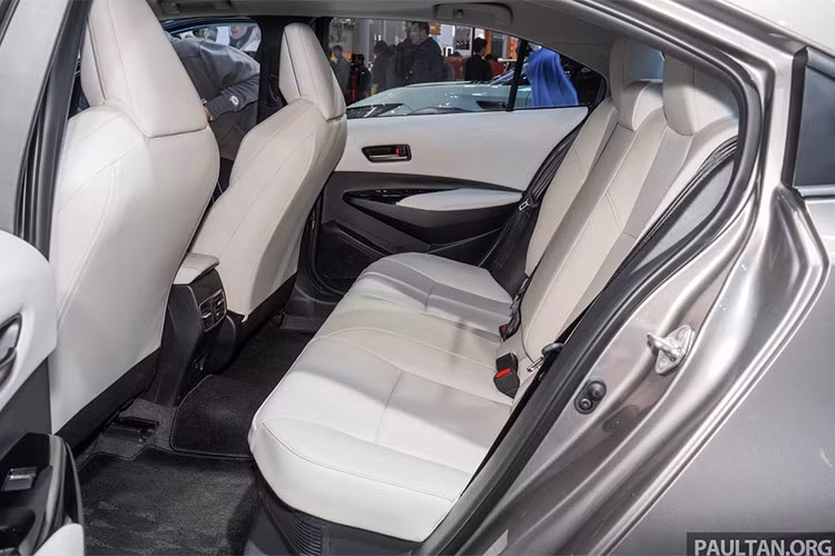 Về vận hành, Toyota loại bỏ hoàn toàn các động cơ cũ 1.2L và 1.5L từng dùng tại Trung Quốc, thay thế bằng động cơ hút khí tự nhiên 2.0L mã M20E-FTS cho công suất 171 mã lực, kết hợp hộp số vô cấp CVT.