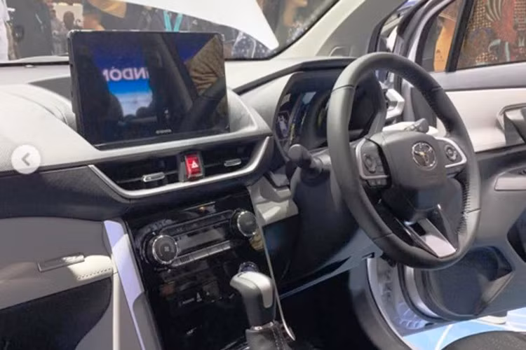 Điểm nhấn quan trọng nhất của Toyota Veloz Hybrid nằm dưới nắp capo với khối động cơ 1.5L mã 2NR-VEX. Đây là hệ thống Series-Parallel Hybrid tương tự cấu hình đang được áp dụng thành công trên Yaris Cross hybrid và Vios hybrid. Cơ chế hoạt động kết hợp giữa một động cơ xăng sản sinh công suất 91 mã lực, mô-men xoắn 121 Nm và một mô-tơ điện mạnh 80 mã lực, mô-men xoắn 141 Nm.