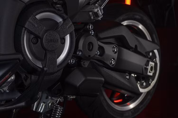 Cùng với việc chuyển sang Euro5+, Yamaha đã tinh chỉnh động cơ xi-lanh đôi 560cc của TMAX; cụ thể là điều chỉnh lại nồi trước sau và thiết kế phễu hút gió mới – được cho là cải thiện khả năng tăng tốc và âm thanh động cơ.