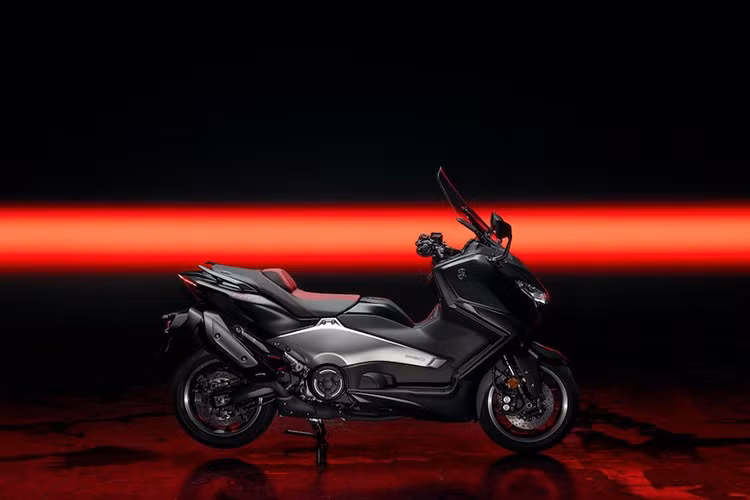 Sau 25 năm, Yamaha TMax vẫn là thước đo cho những mẫu maxi scooter thể thao. Và để kỷ niệm sinh nhật 25 tuổi của mẫu xe, Yamaha đã công bố bản đặc biệt cho TMax 560 tại EICMA 2025.
