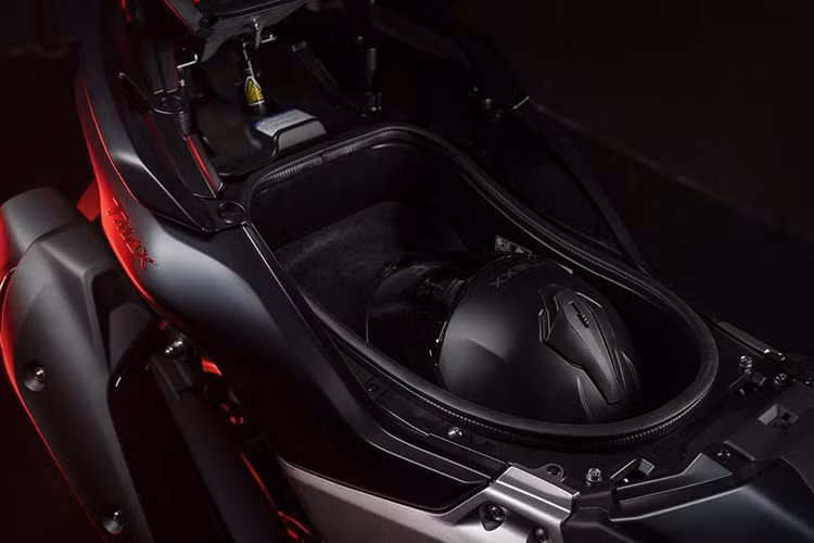 Ngoài những điểm khác biệt đã nêu, TMax 560 25th Anniversary không khác gì bản Blackmax tiêu chuẩn. Xe có nhiều tính năng hữu ích bao gồm chức năng vận hành không cần chìa khóa (bao gồm cả chức năng mở cốp xe) thông qua smartkey.