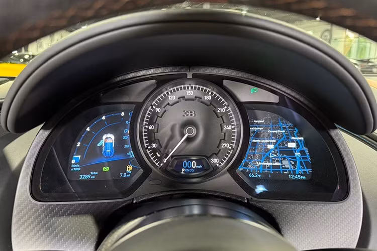 Chiếc xe nặng khoảng 4.400 pound (2.000 kg). Lốp Michelin Pilot Sport Cup 2 R, 20 inch ở phía trước và 21 inch ở phía sau, mang lại độ bám đường cần thiết để truyền toàn bộ sức mạnh của động cơ W16 xuống mặt đường.