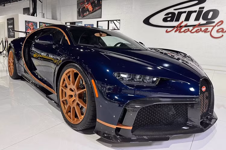 1 trong 60 chiếc xe Bugatti Chiron Pur Sport từng được sản xuất, đã xuất hiện trên eBay, thu hút sự chú ý của những người đam mê siêu xe trên toàn thế giới. Chiếc xe màu xanh Atlantic Blue này, được điểm xuyết bằng viền vàng và bộ mâm đa chấu vàng đồng bộ. Mức giá chào bán lên tới 5.999.998 đô la (khoảng hơn 156 tỷ đồng).