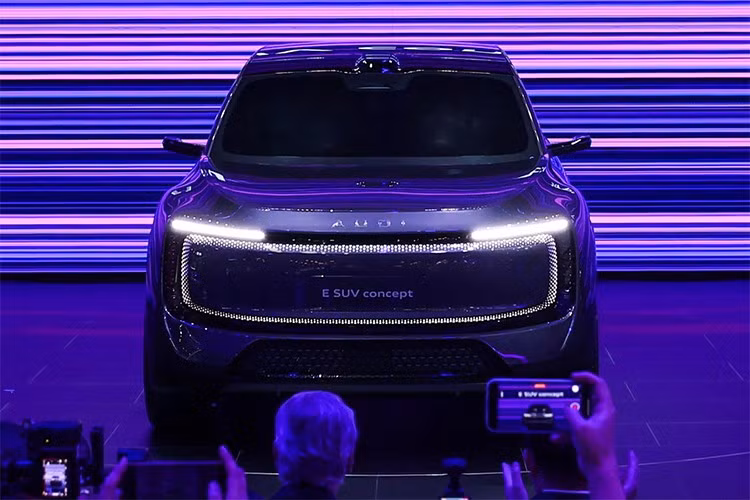 Logo AUDI được đặt nổi bật phía đầu xe, trụ C tạo hình vây cá cá tính, mang lại dáng dấp đậm chất tương lai. Xe sở hữu chiều dài tổng thể 5.057 mm và trục cơ sở lên tới 3.060 mm, mẫu SUV này có kích thước tiệm cận Audi Q7 sử dụng động cơ đốt trong.