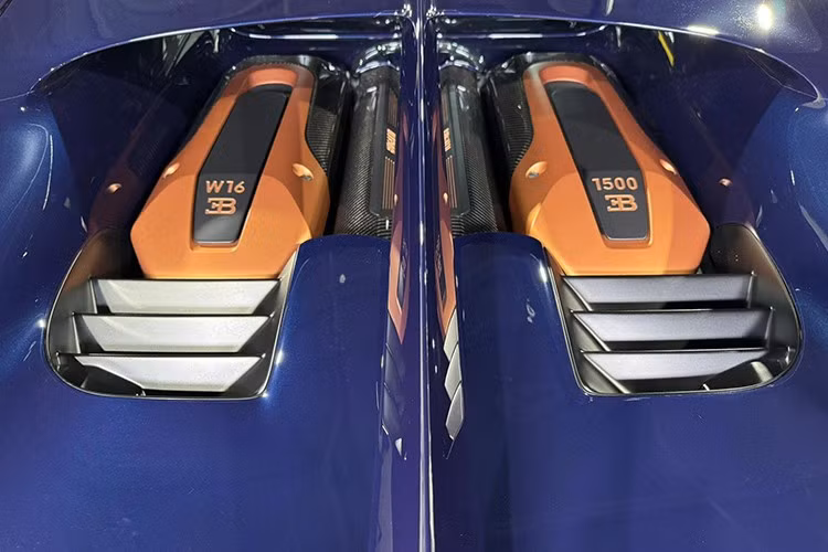 Sợi carbon được sử dụng trên bảng táp-lô và bảng điều khiển trung tâm, trong khi ghế ngồi được bọc da và Alcantara với đường chỉ khâu màu vàng đồng hài hòa với ngoại thất. Nội thất xe không chỉ thể hiện sự khéo léo mà còn thể hiện sự gắn kết của người lái, phản ánh sự chú ý đến từng chi tiết của Bugatti và mục đích xây dựng riêng của Pur Sport.