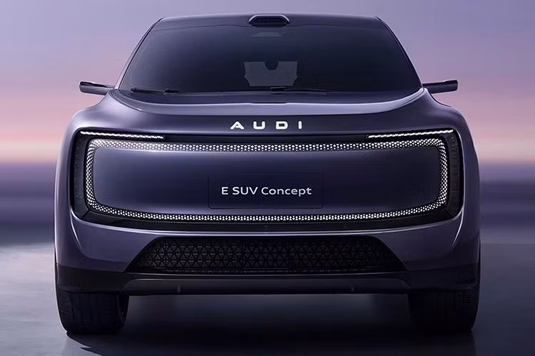 Đi kèm với mô-tơ điện là hệ dẫn động quattro 4 bánh toàn thời gian. Khả năng tăng tốc từ 0–100 km/h chỉ khoảng 5 giây.Xe sử dụng hệ thống điện 800 volt với pin dung lượng 109 kWh, cho phạm vi hoạt động hơn 700 km theo chuẩn CLTC.