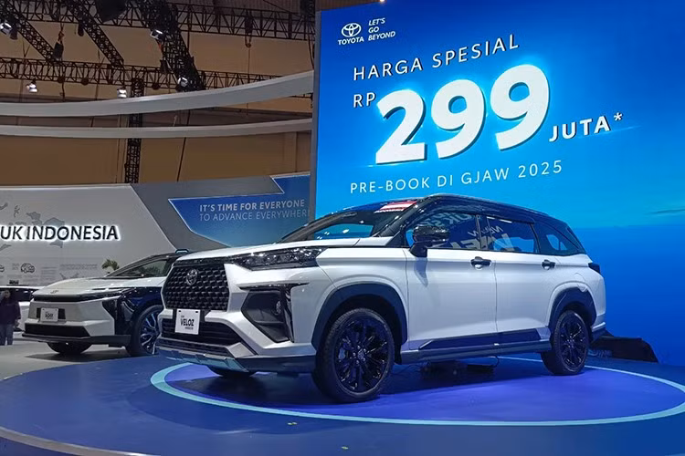 Về tổng thể,mẫu xe MPV Toyota Veloz Hybrid 2026 mới vẫn giữ nguyên ngôn ngữ thiết kế khỏe khoắn, hiện đại của phiên bản động cơ đốt trong, ngoại trừ sự xuất hiện của logo HEV đặc trưng phía đuôi xe.