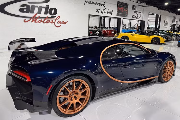 Những cải tiến này cải thiện độ ổn định và khả năng phản hồi ở giữa cua, giúp xe có cảm giác sắc nét hơn và bám đường hơn trong khi vẫn duy trì khả năng tăng tốc đáng kinh ngạc đặc trưng của Chiron. Trái tim của Chiron Pur Sport là động cơ W16 quad-turbo 8.0 lít của Bugatti. Ở cấu hình này, động cơ sản sinh công suất 1.479 mã lực và mô-men xoắn 1.180 pound-feet (1.600 Nm).