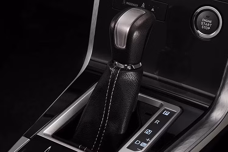 Quá trình chuyển đổi năng lượng giữa động cơ xăng và điện được tinh chỉnh tối ưu đến mức người lái gần như không cảm nhận được sự thay đổi. Ngoài ra, bộ pin 0,7 kWh được thiết kế để tự sạc thông qua phanh tái tạo năng lượng hoặc lấy năng lượng từ động cơ xăng, đảm bảo nguồn điện luôn ổn định mà không cần cắm sạc ngoài.